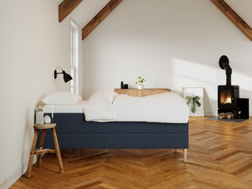 Astrid Fjäll 90x200 Mørkeblå Nordic Dream tilbyr senger med skandinavisk design og materialer av høy kvalitet. Opplev perfekt komfort for en god natts søvn. Bestill din i dag!