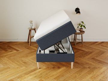 Astrid Fjäll 90x210 Mørkeblå Nordic Dream tilbyr senger med skandinavisk design og materialer av høy kvalitet. Opplev perfekt komfort for en god natts søvn. Bestill din i dag!