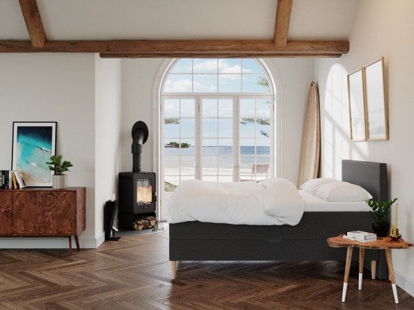 Astrid Fjord 140x200 Antrasitt Nordic Dream tilbyr senger med skandinavisk design og materialer av høy kvalitet. Opplev perfekt komfort for en god natts søvn. Bestill din i dag!
