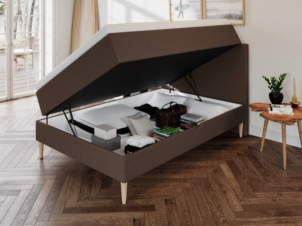 Astrid Fjord 140x200 Mørk brun Nordic Dream tilbyr senger med skandinavisk design og materialer av høy kvalitet. Opplev perfekt komfort for en god natts søvn. Bestill din i dag!