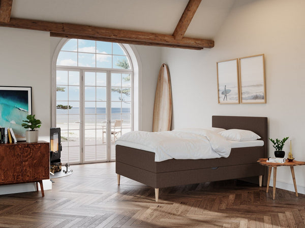 Astrid Fjord 140x200 Mørk brun Nordic Dream tilbyr senger med skandinavisk design og materialer av høy kvalitet. Opplev perfekt komfort for en god natts søvn. Bestill din i dag!