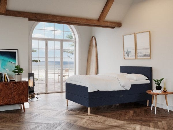 Astrid Fjord 140x200 Mørkeblå Nordic Dream tilbyr senger med skandinavisk design og materialer av høy kvalitet. Opplev perfekt komfort for en god natts søvn. Bestill din i dag!