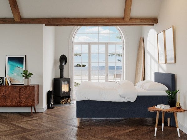 Astrid Fjord 140x200 Mørkeblå Nordic Dream tilbyr senger med skandinavisk design og materialer av høy kvalitet. Opplev perfekt komfort for en god natts søvn. Bestill din i dag!