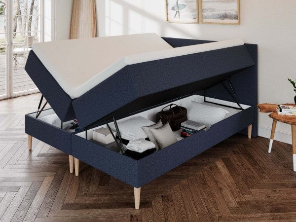 Astrid Fjord 180x200 Mørkeblå Nordic Dream tilbyr senger med skandinavisk design og materialer av høy kvalitet. Opplev perfekt komfort for en god natts søvn. Bestill din i dag!