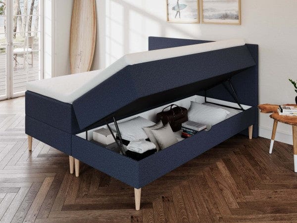 Astrid Fjord 180x210 Mørkeblå Nordic Dream tilbyr senger med skandinavisk design og materialer av høy kvalitet. Opplev perfekt komfort for en god natts søvn. Bestill din i dag!