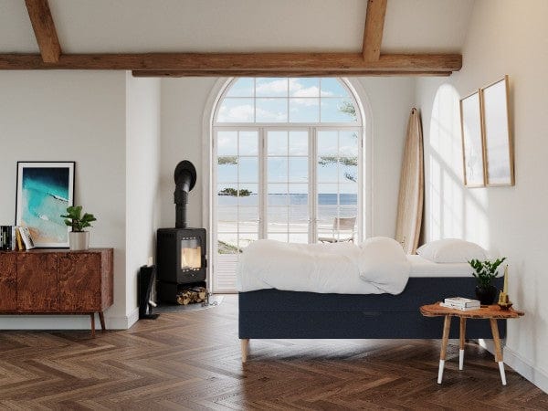 Astrid Fjord 80x200 Mørkeblå Nordic Dream tilbyr senger med skandinavisk design og materialer av høy kvalitet. Opplev perfekt komfort for en god natts søvn. Bestill din i dag!