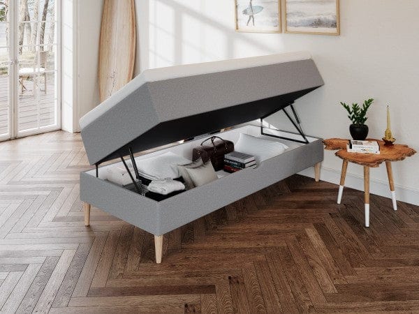 Astrid Fjord 90x200 Lysegrå Nordic Dream tilbyr senger med skandinavisk design og materialer av høy kvalitet. Opplev perfekt komfort for en god natts søvn. Bestill din i dag!
