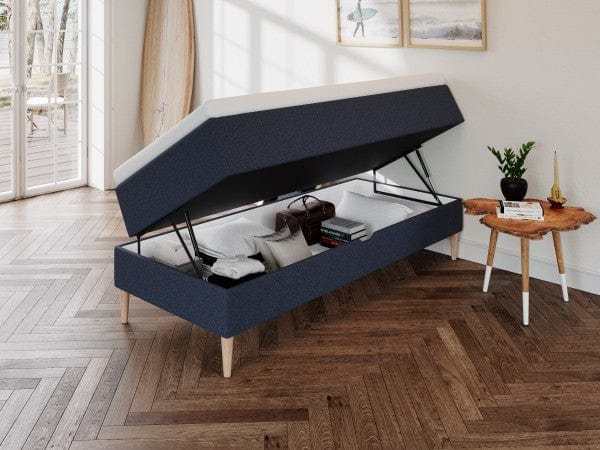 Astrid Fjord 90x200 Mørkeblå Nordic Dream tilbyr senger med skandinavisk design og materialer av høy kvalitet. Opplev perfekt komfort for en god natts søvn. Bestill din i dag!