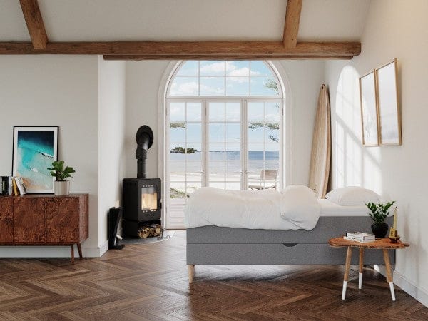 Astrid Fjord 90x210 Lysegrå Nordic Dream tilbyr senger med skandinavisk design og materialer av høy kvalitet. Opplev perfekt komfort for en god natts søvn. Bestill din i dag!