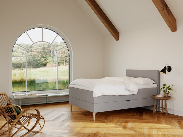 Astrid Nordlys 140x200 Lysegrå Nordic Dream tilbyr senger med skandinavisk design og materialer av høy kvalitet. Opplev perfekt komfort for en god natts søvn. Bestill din i dag!