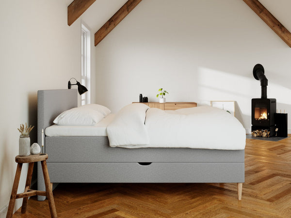 Astrid Nordlys 160x200 Lysegrå Nordic Dream tilbyr senger med skandinavisk design og materialer av høy kvalitet. Opplev perfekt komfort for en god natts søvn. Bestill din i dag!