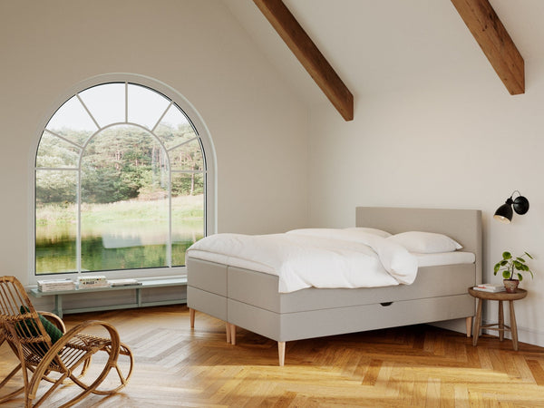Astrid Nordlys 160x200 Sand Nordic Dream tilbyr senger med skandinavisk design og materialer av høy kvalitet. Opplev perfekt komfort for en god natts søvn. Bestill din i dag!
