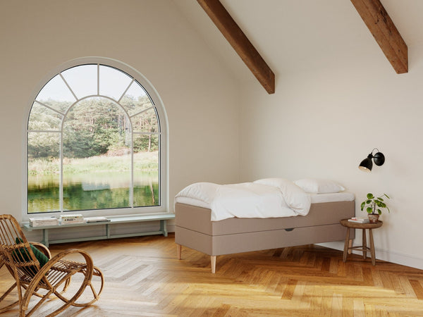 Astrid Nordlys 90x210 Brun Nordic Dream tilbyr senger med skandinavisk design og materialer av høy kvalitet. Opplev perfekt komfort for en god natts søvn. Bestill din i dag!