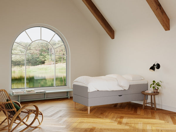 Astrid Nordlys 90x210 Lysegrå Nordic Dream tilbyr senger med skandinavisk design og materialer av høy kvalitet. Opplev perfekt komfort for en god natts søvn. Bestill din i dag!