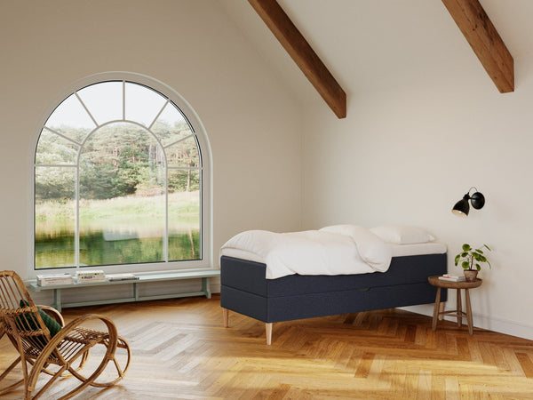 Astrid Nordlys 90x210 Mørkeblå Nordic Dream tilbyr senger med skandinavisk design og materialer av høy kvalitet. Opplev perfekt komfort for en god natts søvn. Bestill din i dag!