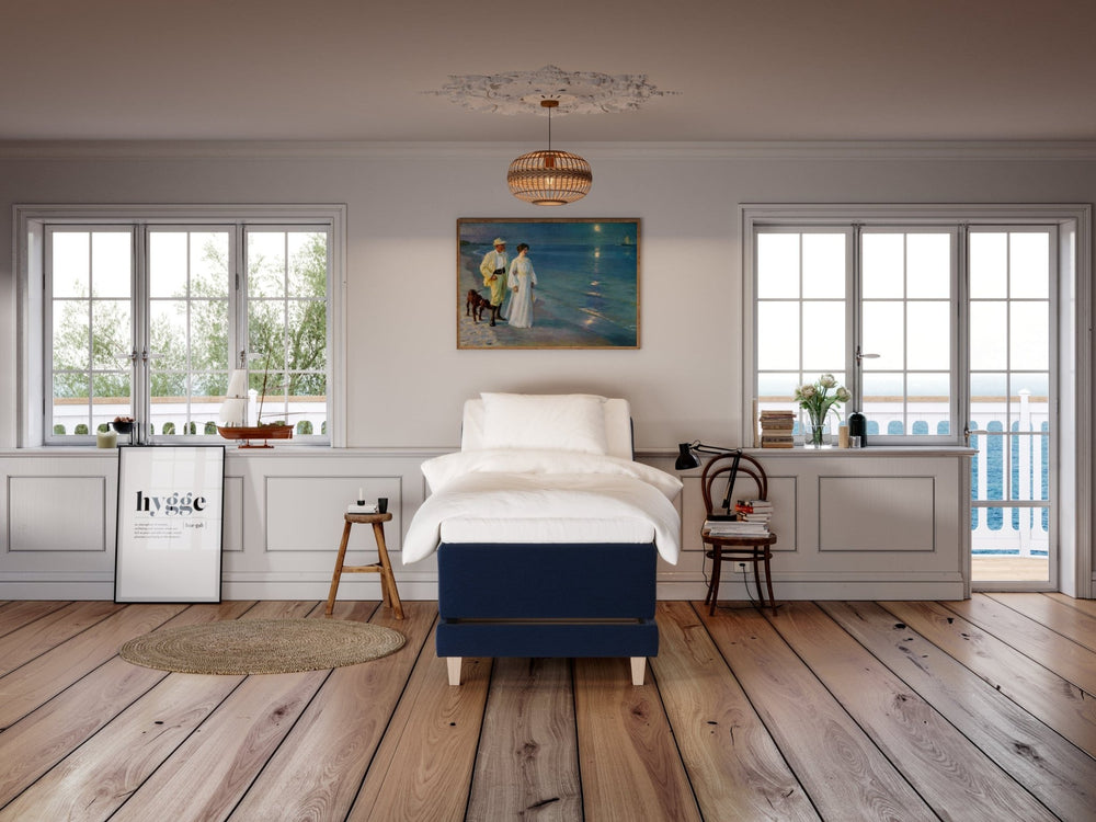 Aura Älv 80x200 Mørkeblå Nordic Dream tilbyr senger med skandinavisk design og materialer av høy kvalitet. Opplev perfekt komfort for en god natts søvn. Bestill din i dag!