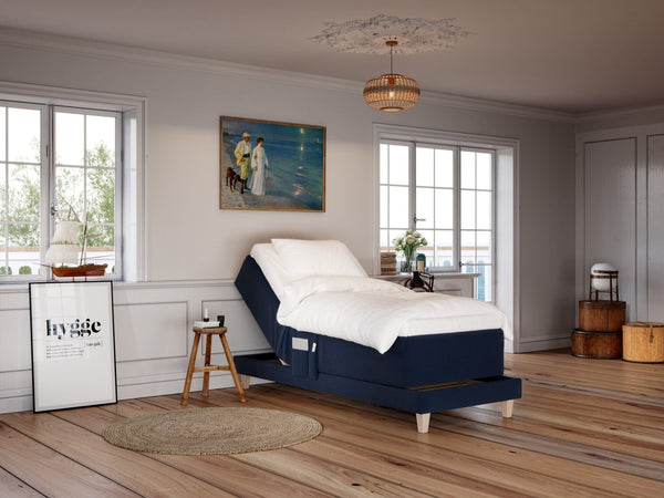 Aura Älv 90x210 Mørkeblå Nordic Dream tilbyr senger med skandinavisk design og materialer av høy kvalitet. Opplev perfekt komfort for en god natts søvn. Bestill din i dag!