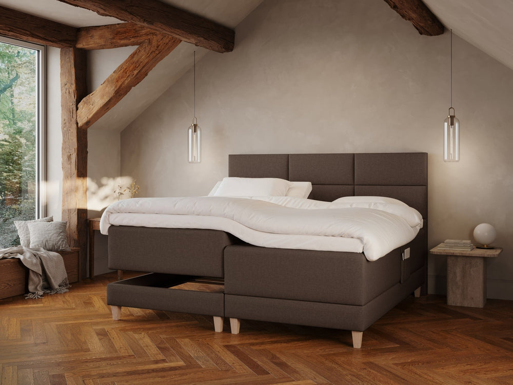 Aura Fjäll 210x210 Mørk brun Nordic Dream tilbyr senger med skandinavisk design og materialer av høy kvalitet. Opplev perfekt komfort for en god natts søvn. Bestill din i dag!