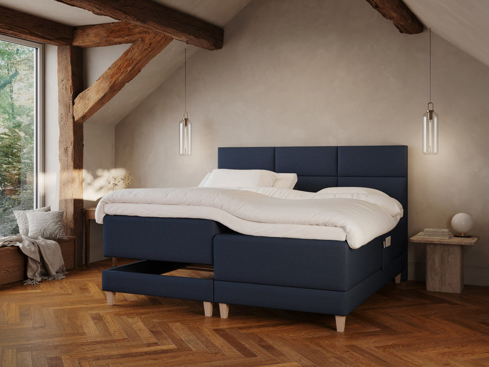 Aura Fjäll 210x210 Mørkeblå Nordic Dream tilbyr senger med skandinavisk design og materialer av høy kvalitet. Opplev perfekt komfort for en god natts søvn. Bestill din i dag!