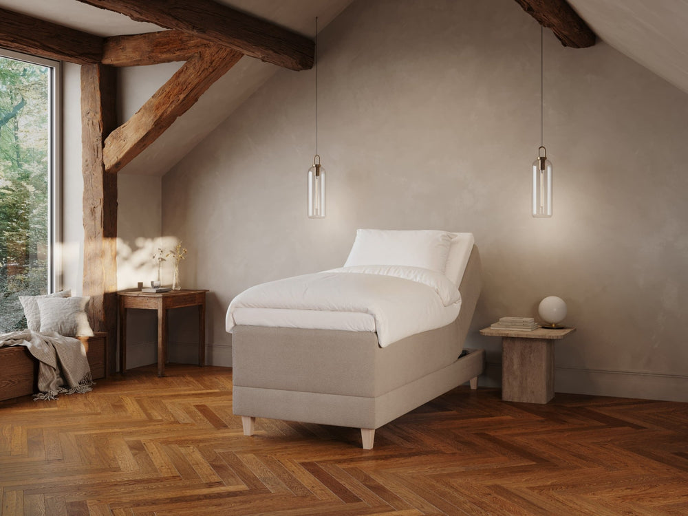 Aura Fjäll 90x200 Bouclé latte Nordic Dream tilbyr senger med skandinavisk design og materialer av høy kvalitet. Opplev perfekt komfort for en god natts søvn. Bestill din i dag!