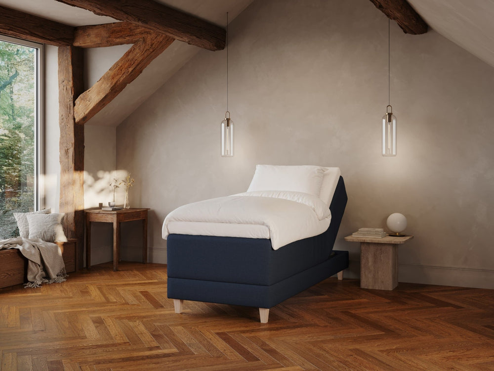 Aura Fjäll 90x200 Mørkeblå Nordic Dream tilbyr senger med skandinavisk design og materialer av høy kvalitet. Opplev perfekt komfort for en god natts søvn. Bestill din i dag!