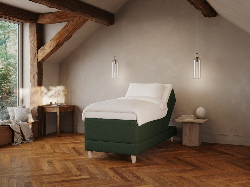 Aura Fjäll 90x200 Mørkegrøn Nordic Dream tilbyr senger med skandinavisk design og materialer av høy kvalitet. Opplev perfekt komfort for en god natts søvn. Bestill din i dag!