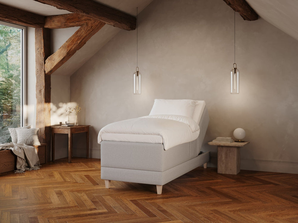 Aura Fjäll 90x210 Lysegrå Nordic Dream tilbyr senger med skandinavisk design og materialer av høy kvalitet. Opplev perfekt komfort for en god natts søvn. Bestill din i dag!