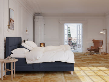 Aura Fjord 160x200 Mørkeblå Nordic Dream tilbyr senger med skandinavisk design og materialer av høy kvalitet. Opplev perfekt komfort for en god natts søvn. Bestill din i dag!