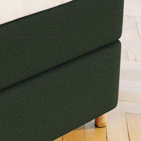 Aura Fjord 90x210 Mørkegrøn Nordic Dream tilbyr senger med skandinavisk design og materialer av høy kvalitet. Opplev perfekt komfort for en god natts søvn. Bestill din i dag!