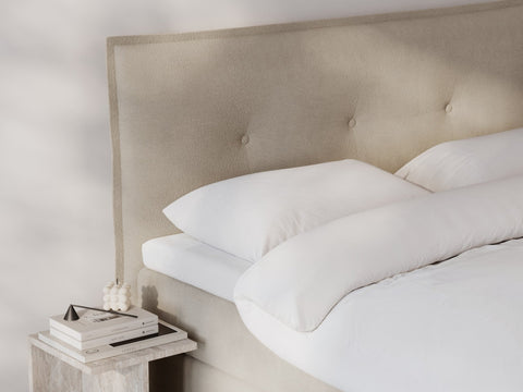 Aura Fjord 180x200 Bouclé latte Nordic Dream tilbyr senger med skandinavisk design og materialer av høy kvalitet. Opplev perfekt komfort for en god natts søvn. Bestill din i dag!