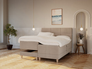 Aura Fjord 180x210 Bouclé latte Nordic Dream tilbyr senger med skandinavisk design og materialer av høy kvalitet. Opplev perfekt komfort for en god natts søvn. Bestill din i dag!