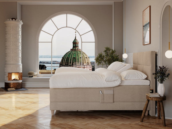 Aura Fjord 180x210 Bouclé latte Nordic Dream tilbyr senger med skandinavisk design og materialer av høy kvalitet. Opplev perfekt komfort for en god natts søvn. Bestill din i dag!