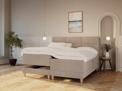 Aura Fjord 210x210 Bouclé latte Nordic Dream tilbyr senger med skandinavisk design og materialer av høy kvalitet. Opplev perfekt komfort for en god natts søvn. Bestill din i dag!