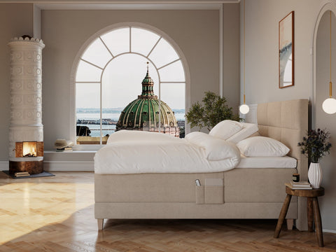 Aura Fjord 210x210 Bouclé latte Nordic Dream tilbyr senger med skandinavisk design og materialer av høy kvalitet. Opplev perfekt komfort for en god natts søvn. Bestill din i dag!