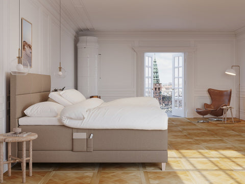 Aura Fjord 210x210 Brun Nordic Dream tilbyr senger med skandinavisk design og materialer av høy kvalitet. Opplev perfekt komfort for en god natts søvn. Bestill din i dag!