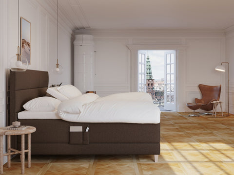 Aura Fjord 210x210 Mørk brun Nordic Dream tilbyr senger med skandinavisk design og materialer av høy kvalitet. Opplev perfekt komfort for en god natts søvn. Bestill din i dag!