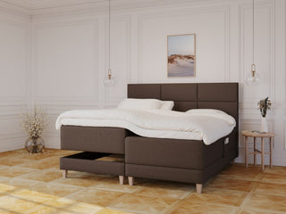 Aura Fjord 210x210 Mørk brun Nordic Dream tilbyr senger med skandinavisk design og materialer av høy kvalitet. Opplev perfekt komfort for en god natts søvn. Bestill din i dag!