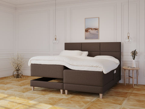 Aura Fjord 210x210 Mørk brun Nordic Dream tilbyr senger med skandinavisk design og materialer av høy kvalitet. Opplev perfekt komfort for en god natts søvn. Bestill din i dag!
