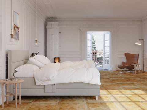 Aura Fjord 210x210 Sand Nordic Dream tilbyr senger med skandinavisk design og materialer av høy kvalitet. Opplev perfekt komfort for en god natts søvn. Bestill din i dag!
