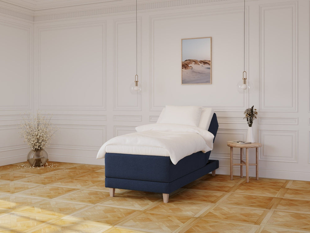 Aura Fjord 90x200 Mørkeblå Nordic Dream tilbyr senger med skandinavisk design og materialer av høy kvalitet. Opplev perfekt komfort for en god natts søvn. Bestill din i dag!