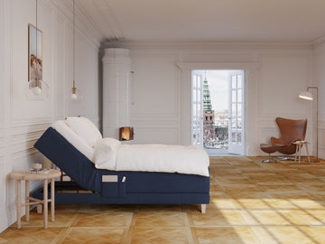 Aura Fjord 90x210 Mørkeblå Nordic Dream tilbyr senger med skandinavisk design og materialer av høy kvalitet. Opplev perfekt komfort for en god natts søvn. Bestill din i dag!