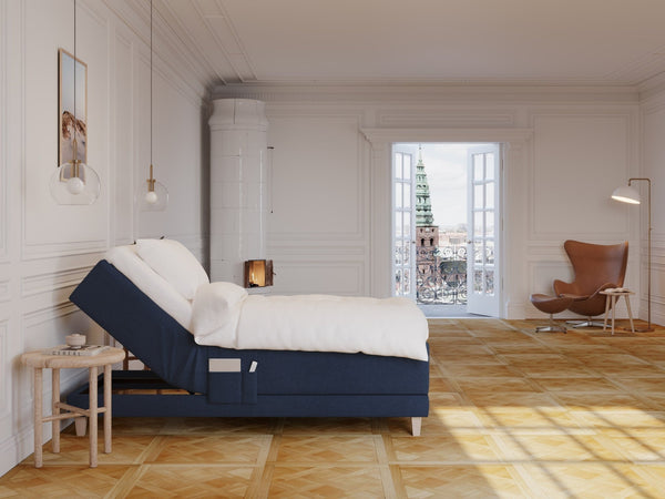 Aura Fjord 90x210 Mørkeblå Nordic Dream tilbyr senger med skandinavisk design og materialer av høy kvalitet. Opplev perfekt komfort for en god natts søvn. Bestill din i dag!
