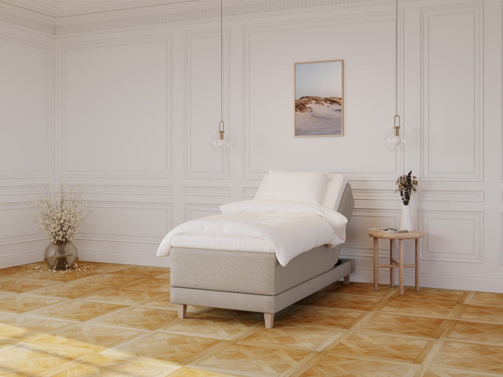 Aura Fjord 90x210 Sand Nordic Dream tilbyr senger med skandinavisk design og materialer av høy kvalitet. Opplev perfekt komfort for en god natts søvn. Bestill din i dag!