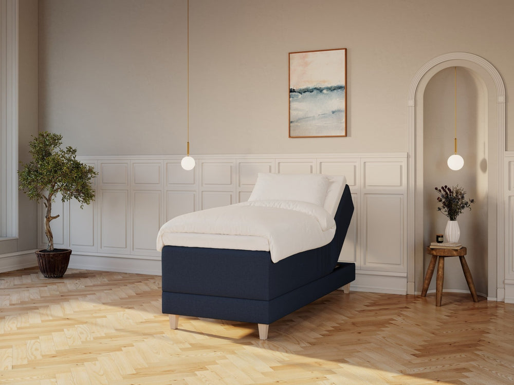 Aura Nordlys 80x200 Mørkeblå Nordic Dream tilbyr senger med skandinavisk design og materialer av høy kvalitet. Opplev perfekt komfort for en god natts søvn. Bestill din i dag!