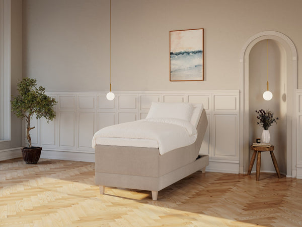 Aura Fjord 90x210 Bouclé latte Nordic Dream tilbyr senger med skandinavisk design og materialer av høy kvalitet. Opplev perfekt komfort for en god natts søvn. Bestill din i dag!