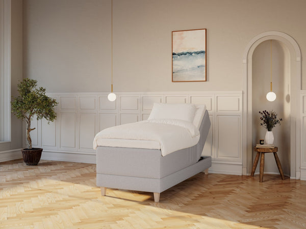 Aura Nordlys 90x210 Lysegrå Nordic Dream tilbyr senger med skandinavisk design og materialer av høy kvalitet. Opplev perfekt komfort for en god natts søvn. Bestill din i dag!