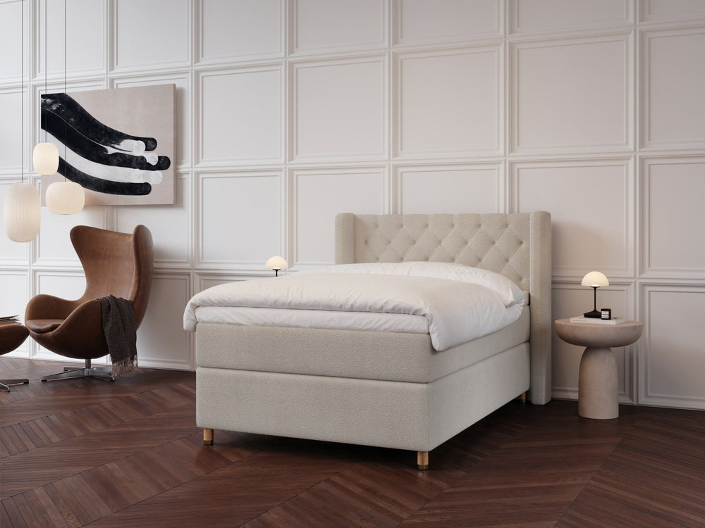 Eira Fjäll 140x200 Bouclé cream Nordic Dream tilbyr senger med skandinavisk design og materialer av høy kvalitet. Opplev perfekt komfort for en god natts søvn. Bestill din i dag!