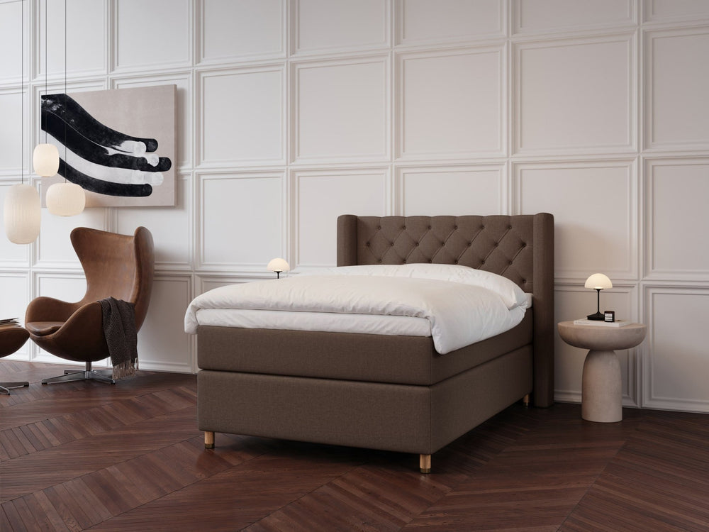 Eira Fjäll 140x200 Mørk brun Nordic Dream tilbyr senger med skandinavisk design og materialer av høy kvalitet. Opplev perfekt komfort for en god natts søvn. Bestill din i dag!