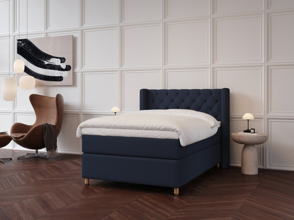 Eira Fjäll 140x200 Mørkeblå Nordic Dream tilbyr senger med skandinavisk design og materialer av høy kvalitet. Opplev perfekt komfort for en god natts søvn. Bestill din i dag!