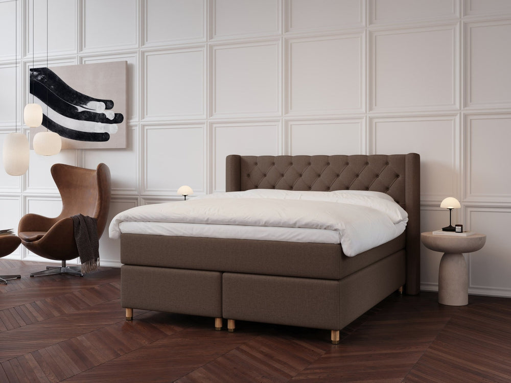 Eira Fjäll 160x200 Mørk brun Nordic Dream tilbyr senger med skandinavisk design og materialer av høy kvalitet. Opplev perfekt komfort for en god natts søvn. Bestill din i dag!